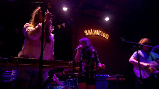 A Sunny Day In Glasgow - Golden Waves