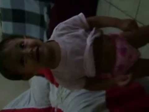 bebe fazendo cobrinha com a barriga