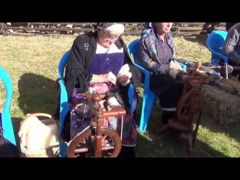 IL FILATOIO PER FILARE LA LANA : FIERA DI VINADIO (CN)  27 - 10 -  2013.