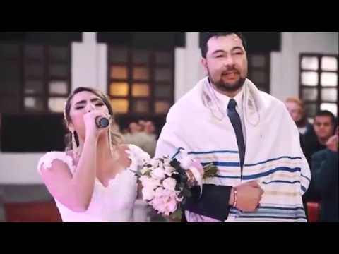 Noiva entra cantando Yeshua e a Presença De Deus Se Faz Presente
