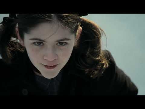 Orphan (2009) / Esther sets treehouse on fire to kill Daniel