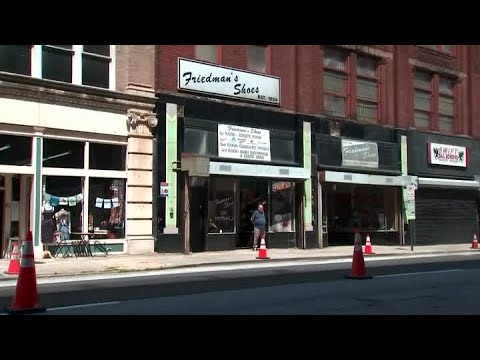 Shaquille O'Neal buys 10 pairs of shoes for teen in need with size 18 feet