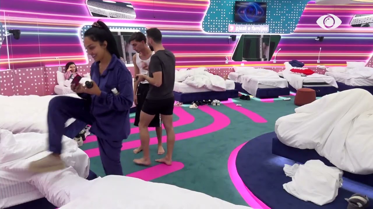 Momente gazmore/ Juxhini “humb ndjenjat” nga parfumi i Armelës, Angelo e ndihmon