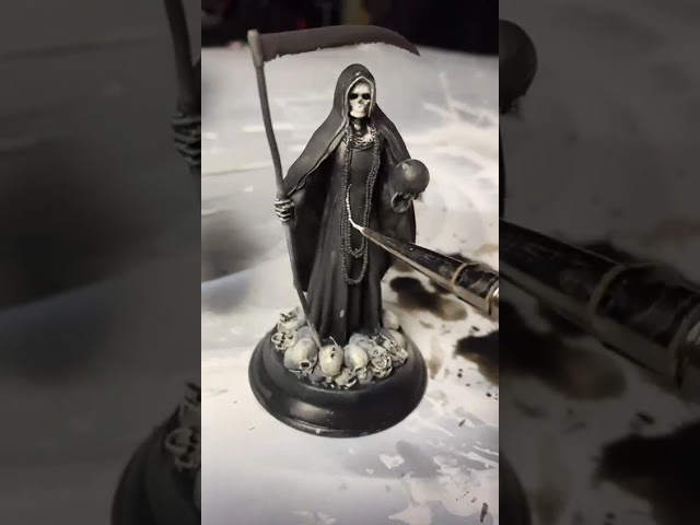 Vídeo relacionado con Túnica negra estatua de Santa Muerte, figura gótica con guadaña, resina de pie negra, 15 x 9,5 x 9,5 cm, ideal para decoración de casa encantada