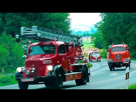 Колонна ретро-пожарных автомобилей на дорогах Германии.