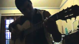 un hombre espera en el desierto