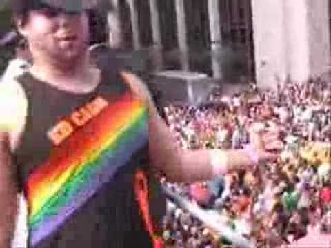 Dj Ed Caon e Cesar Povilho dança Piranha Gay Pride São Paulo