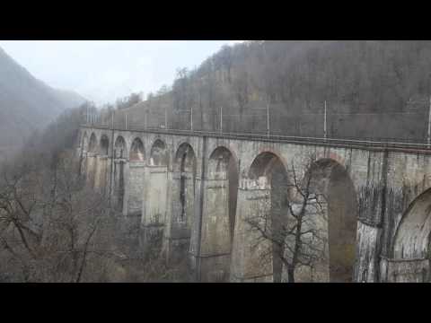 MINUETTO D.IN DOPPIA TRAZIONE TRANSITA SUL VIADOTTO RIVOIRA : VERNANTE (CN) 10 - 1 - 2016.