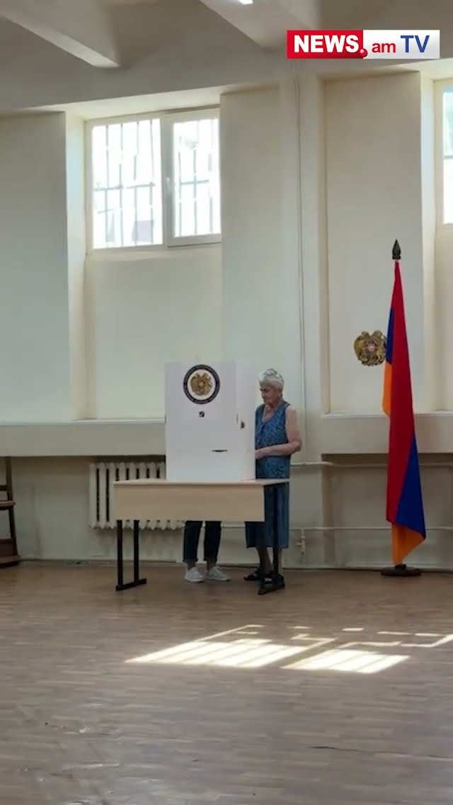 Շենգավիթ վարչական շրջանի 8/49 ընտրատեղամասում ՔՊ-ականը մտել է քվեախուց և ուղղորդում է տարեց կնոջը