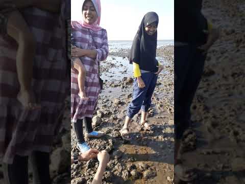 Gibran beck main di pantai