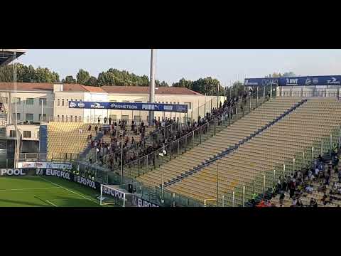 Derby Parma-Reggiana, arrivo a gara in corso dei supporters granata. Torce in campo (interruzione)