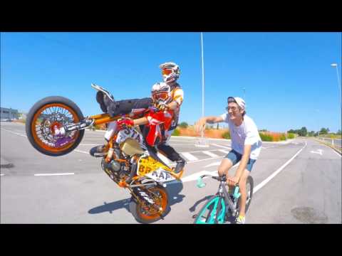 Awesome Testing the scorching asphalt with my stunt's friends . Stuntman vs Fixedgear . DAFNEFIXED