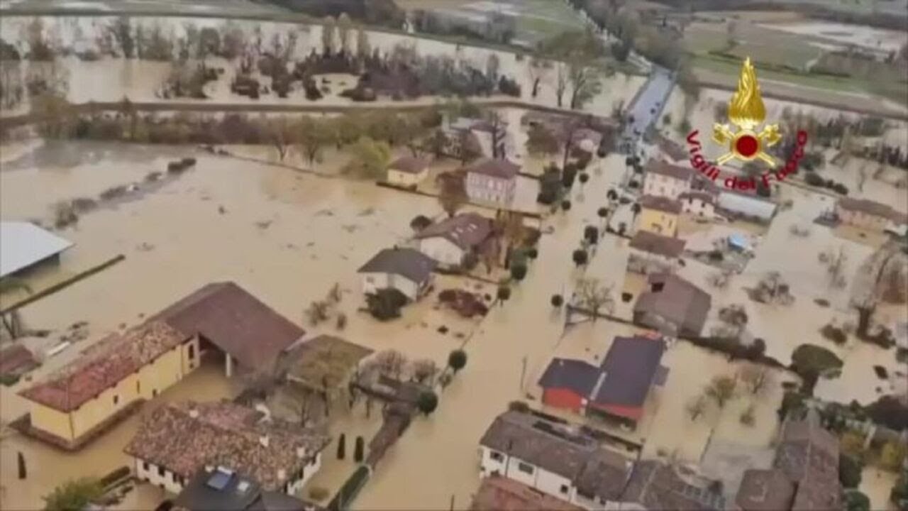 Maltempo Gorizia, esonda il Torre, persone sui tetti. Il sorvolo dei Vigili del fuoco in elicottero