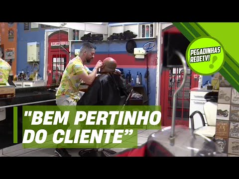 This barbershop treats its customers in a special way! | RedeTV! Pranks