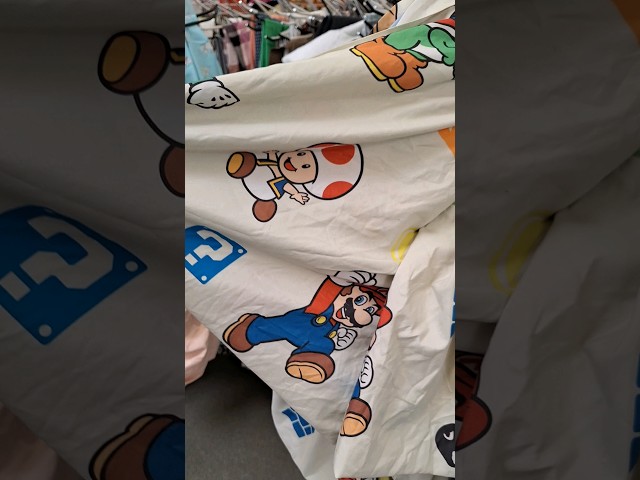 Vídeo relacionado con Nintendo Super Mario - Juego de Funda de edredón para Cama Individual, diseño de divisiones, Funda de Cama Reversible de 2 Caras, Producto Oficial con Funda de Almohada a Juego, Juego de Cama