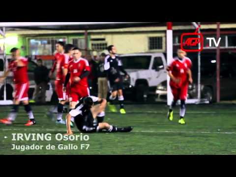 AGP TV - Jugador de fútbol se resbala al cobrar tiro directo