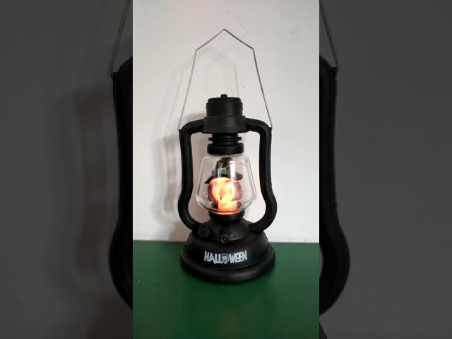 Vídeo relacionado con JOYIN Decoración de Bruja Parlante Colgante de 183 cm (Verde) con Ojos Iluminados y Función de Activación de Sonido para Decoración de Casa Encantada de Halloween