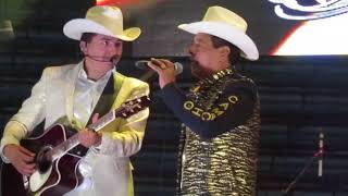 Papa de Ariel Camacho Cruz de Madera