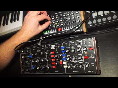 SQUARE WAVE Behringer Model D vs Roland SE-02 - Square wave 3 octave unison stack