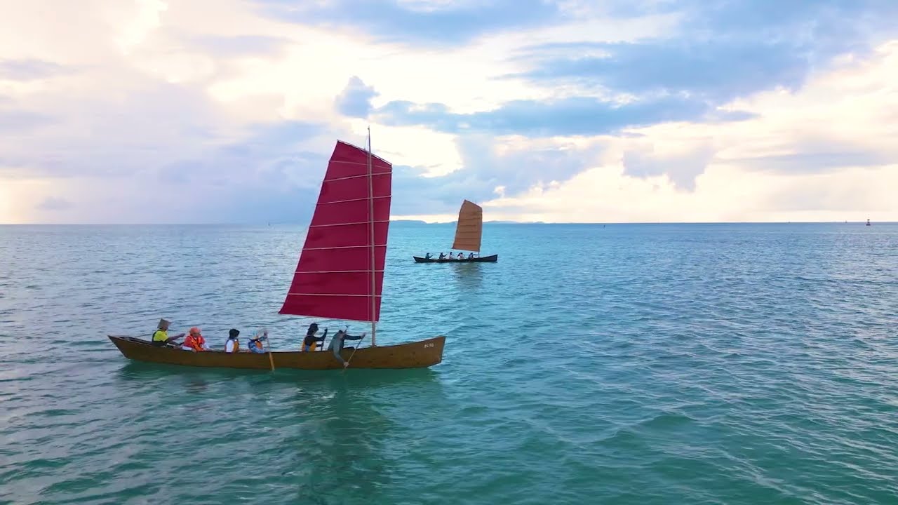 サバニに帆をかけて大海原に繰り出していました。