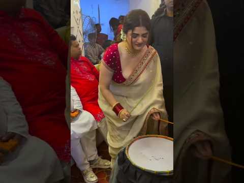 চিত্রনায়িকা শ্রাবন্তী পাইকবাড়ির পূজায় ঢাক বাজালেন মজা করছেন।Film#actress#Srabanti#fun#Puja#viral