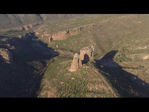 El desconocido paraje natural de Guadalajara ideal para el senderismo: paisajes, espectaculares torreones de roca y una cueva con grabados paleolíticos | Descubre