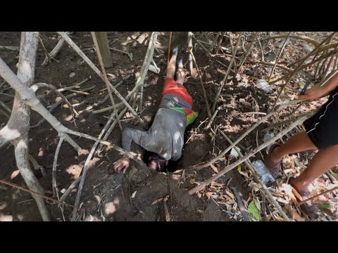 😂😱 MIRA casi se mete el chele en la cueva 