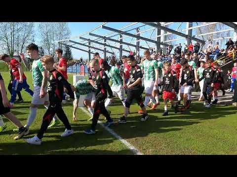 Zawodnicy AP Energa Gryf Słupsk wyprowadzają zawodników przed meczem Gryf-AS Kolbudy