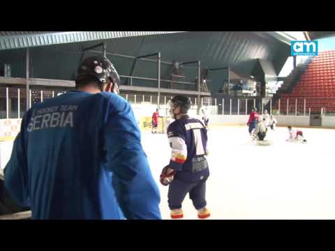 Espreso video: Naš novinar dobija bodiček od hokejaša HK Beograd