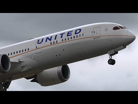 Extreme Close Up - United Airlines New 787-9 Dreamliner - Takeoff at Melbourne Airport [N26952]