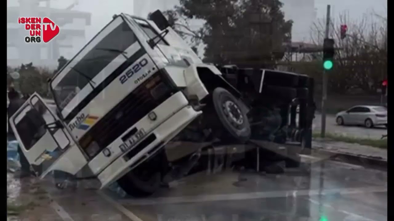 Hassa’da damacana su yüklü kamyonet devrildi…