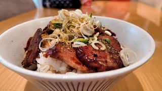 山椒をかけた豚バラチャーシュー丼をかき込みます