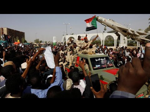 حشود ضخمة من السودانيين يطالبون بحكم مدني أمام مقر وزارة الدفاع بالخرطوم