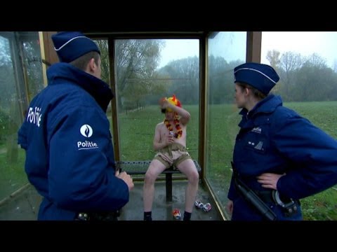 Deze supporter van De Rode Duivels keek iets te diep in het glas | De Buurtpolitie | VTM