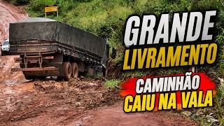 GRANDE LIVRAMENTO! Caminhão cai na vala e por pouco não tomba.