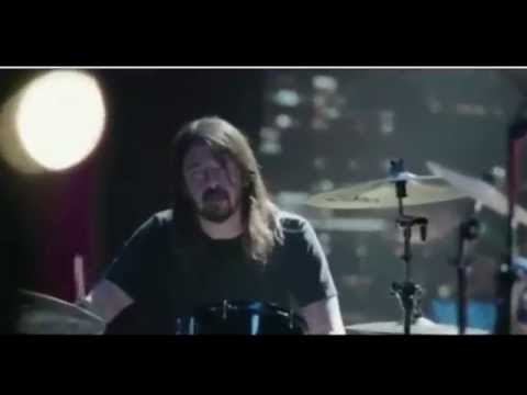 DAVE GROHL vs. ANIMAL FROM THE MUPPETS In A Drum Off.