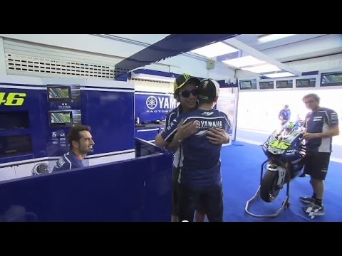 #LorenzoVsMarquez: Lorenzo greets Rossi in Valencia