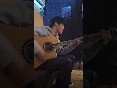mark singing to 200 while playing his guitar #marklee #nct #nctdream #nct127