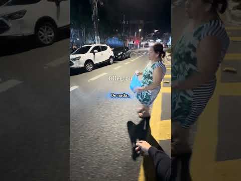 AJUDEI Sra ATRAVESSAR AVENIDA! (ela parecia estar com medo dos carros..)