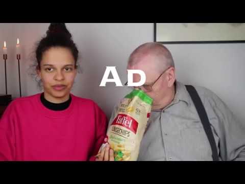 Kobia spiser chips med Pappa.......