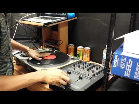 DJ Jami scratching at Nameless