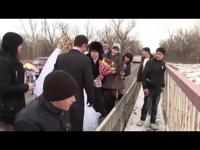 Невеста бросила букет в реку. Через секунду гости кричали от ужаса, увидев ЭТО!