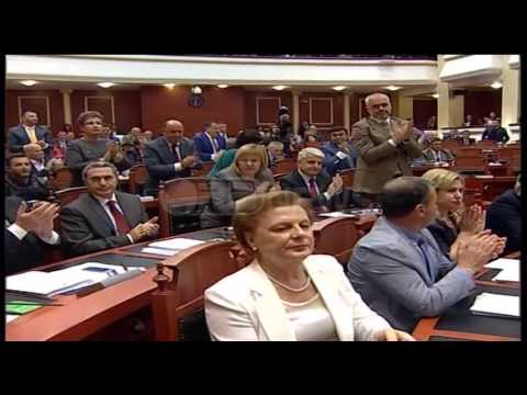Ora News – Momenti kur Ilir Meta zyrtarizohet si Presidenti i ri i Shqipërisë