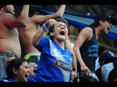 "La abuelita boquera - Partido Emelec vs. River (19/04/2015)" Barra: Boca del Pozo • Club: Emelec • País: Ecuador