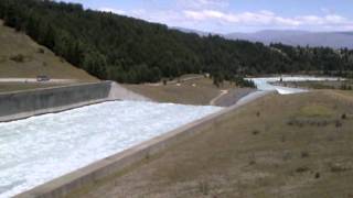 preview picture of video 'Lake Pukaki (NZ) Spillway running in January 2011'