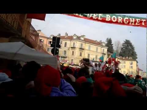 Carro entra nel borghetto.