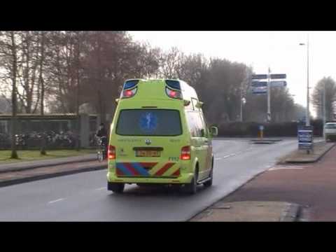 Ambulance 02-117 Leeuwarden -reserve- vertrekt met spoed vanaf Sionsberg Dokkum