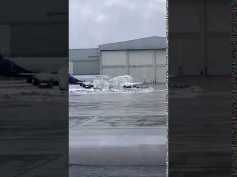 Superjet, потерпевший аварию в Шереметьево в прошлом году, так и не убрали из аэропорта