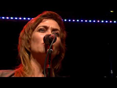 Angel Snow - Lie Awake (eTown webisode #1374)