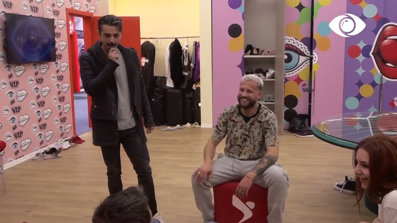 Maestro bën masazh, banorët shkrihen së qeshuri